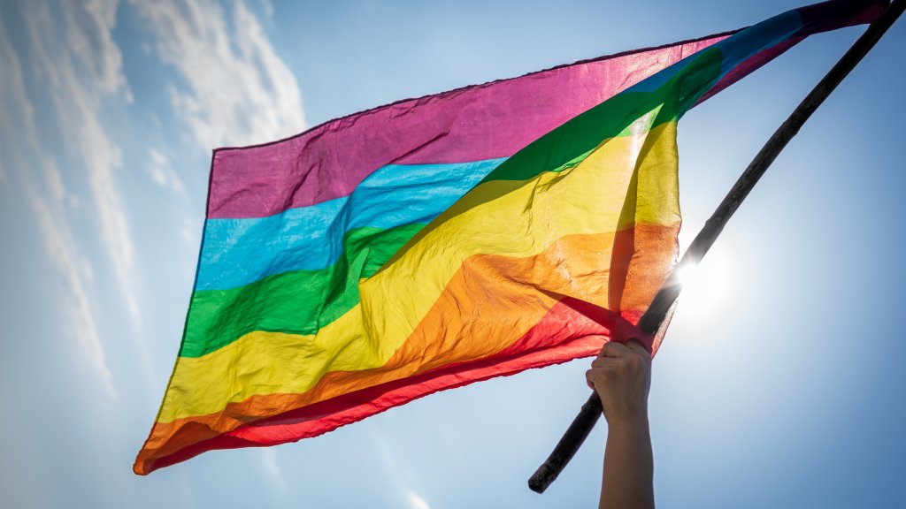 Eine Regenbogenflagge reichte aus für eine Festnahme 