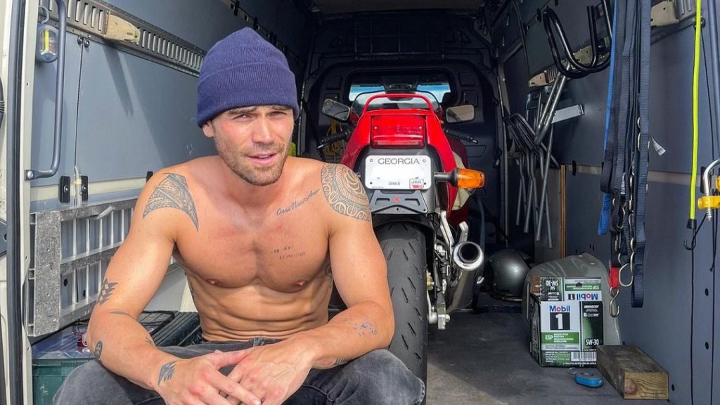 KJ Apa stellte sich und Eric Dane als „neues Paar“ vor