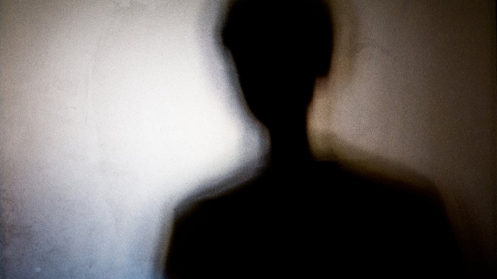 Schwuler Künstler von fünf Männern brutal zusammengeschlagen