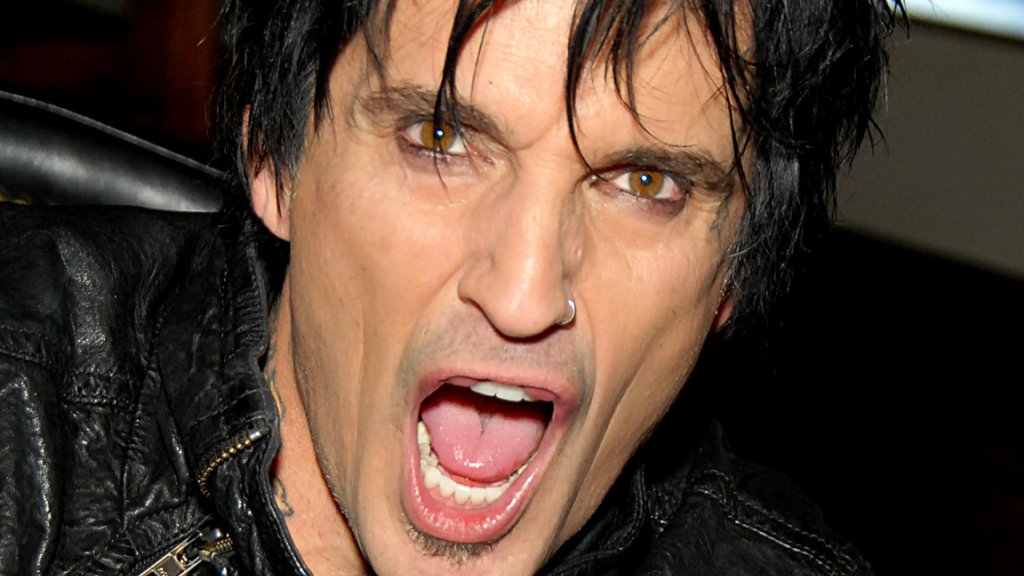 Tommy Lee postete seinen „Drumstick“ auf Instagram