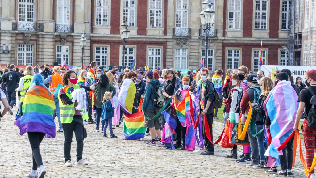 Trans-Mann wird beim CSD lebensgefährlich verletzt 