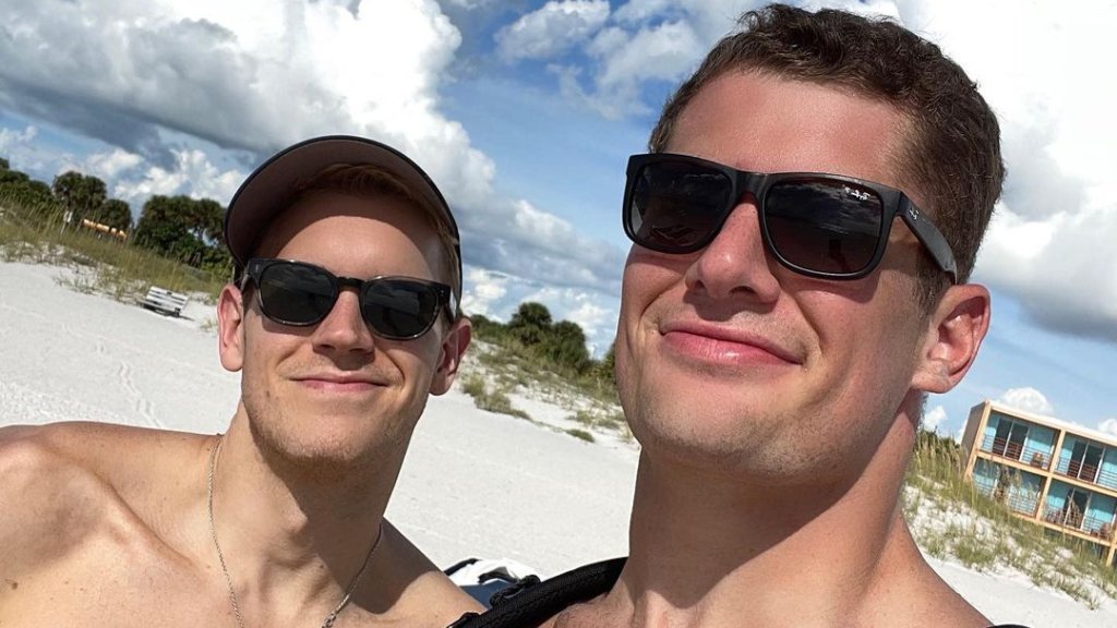 Carl Nassib und unbekannter Mann ohne Shirt auf Instagram