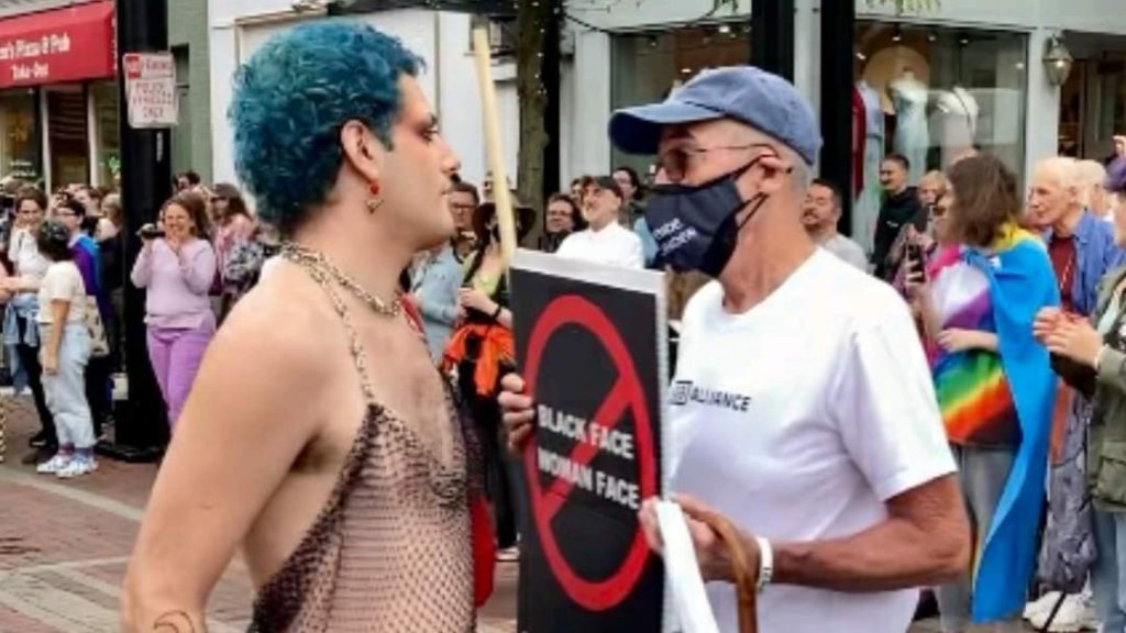 Trans-Aktivisten schlagen auf Fred Sargeant ein 