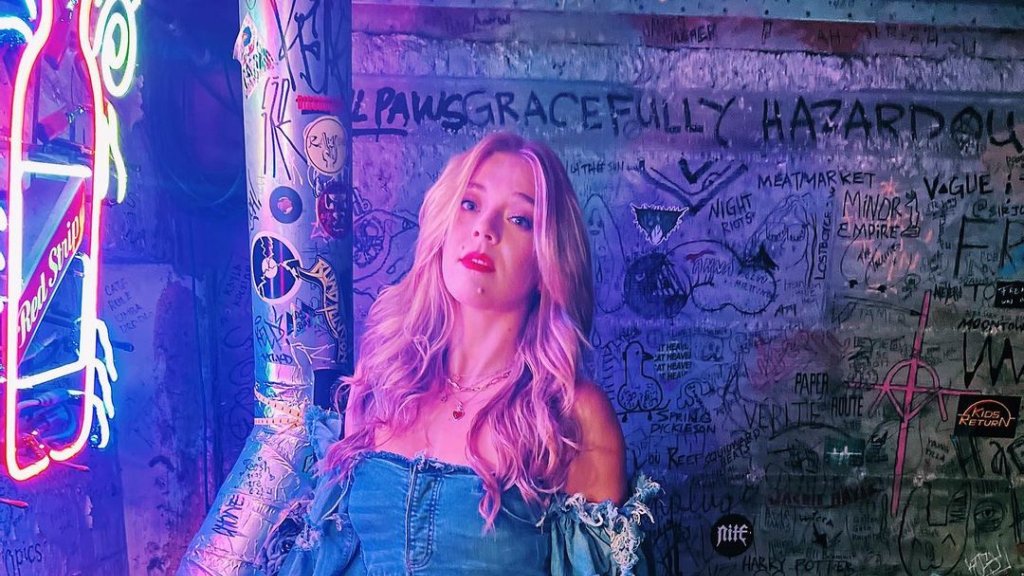 Becky Hill besuchte eine Frauen-Sexparty, um ihre Sexualität zu ergründen