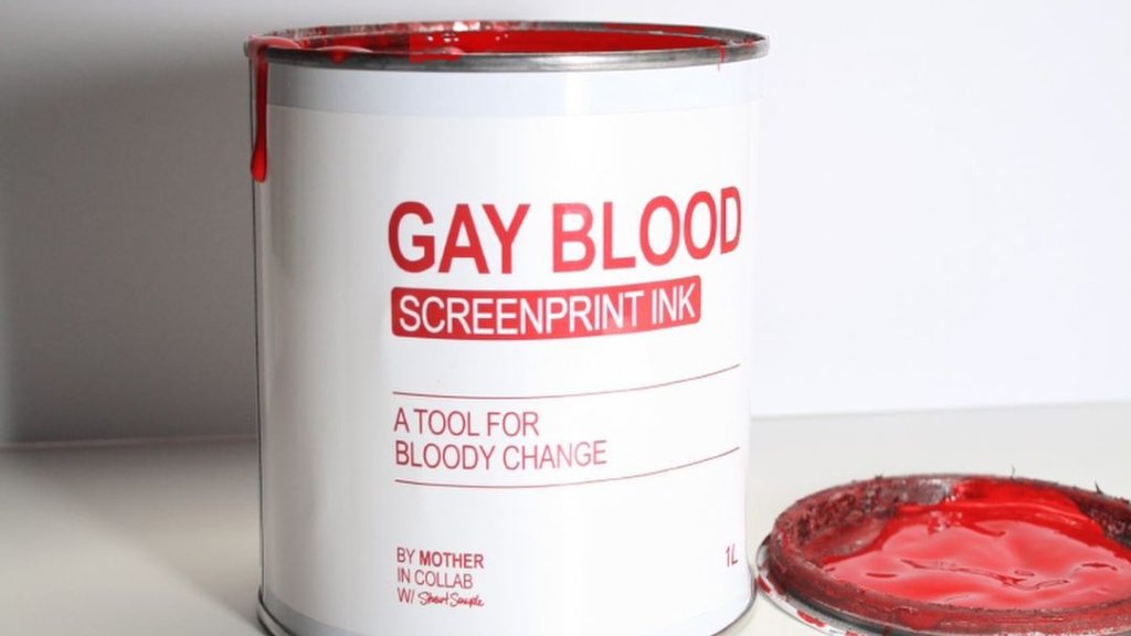 T-Shirts mit Farbe aus Blut schwuler Männer