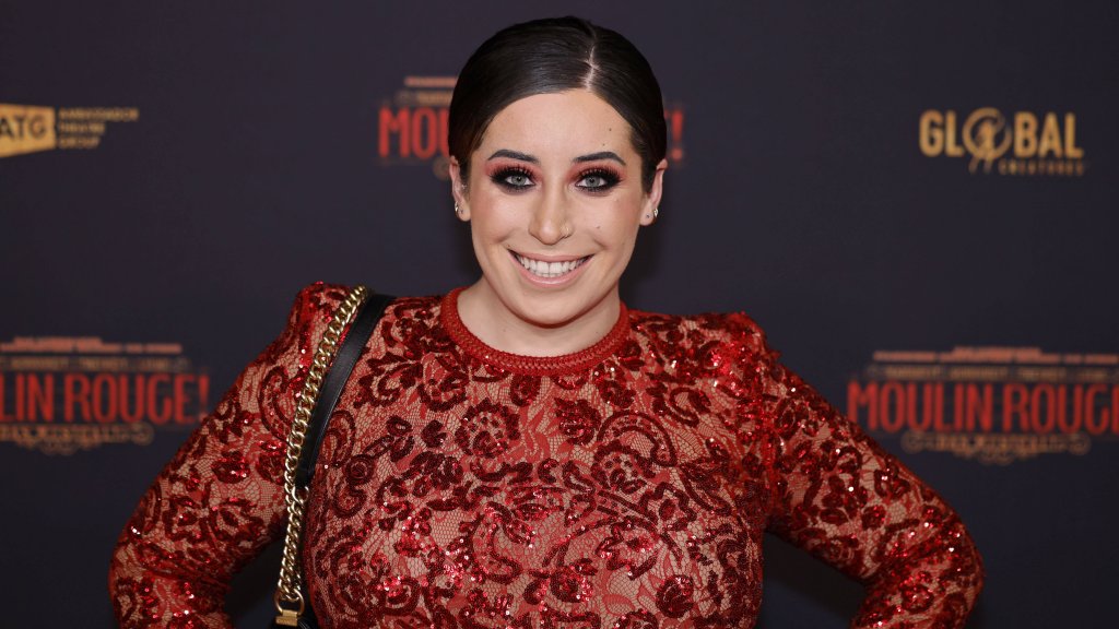 Influencerin Jolina Mennen weint vorm Dschungelcamp