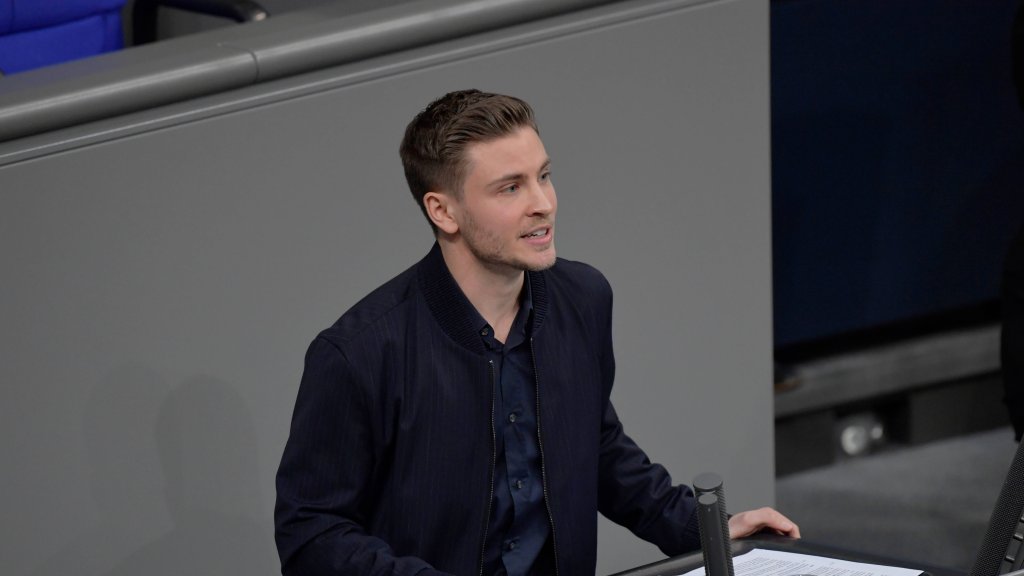 Jannik Schümann bei einer Lesung im Deutschen Bundestag (Archivbild)