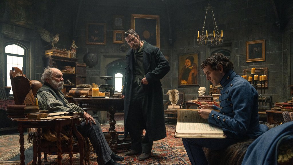 Szenenbild aus "Der denkwürdige Fall des Mr Poe" // © Scott Garfield, Netflix