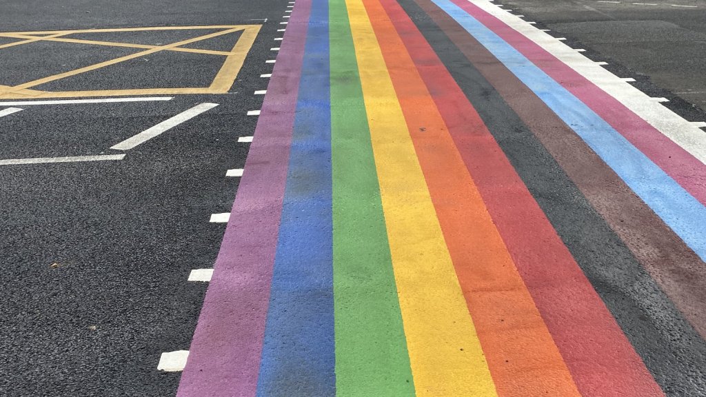 Verursachen Regenbogen-Zebrastreifen Migräne und Epilepsie?