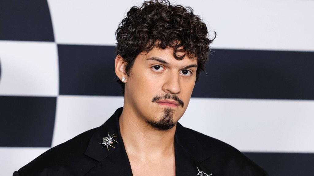 Sänger Omar Apollo verkauft Kondome mit „Tamagotchi“-Thema