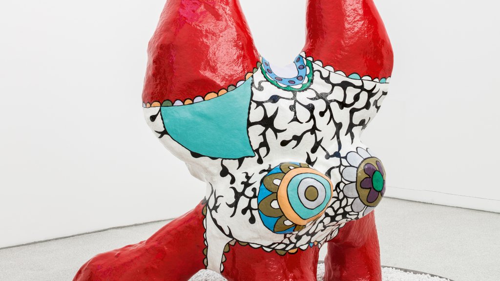 Niki de Saint Phalle, Nana rouge jambes en l'air, um 1968 // © © 2022 Niki Charitable Art Foundation, All rights reserved / ADAGP, Paris