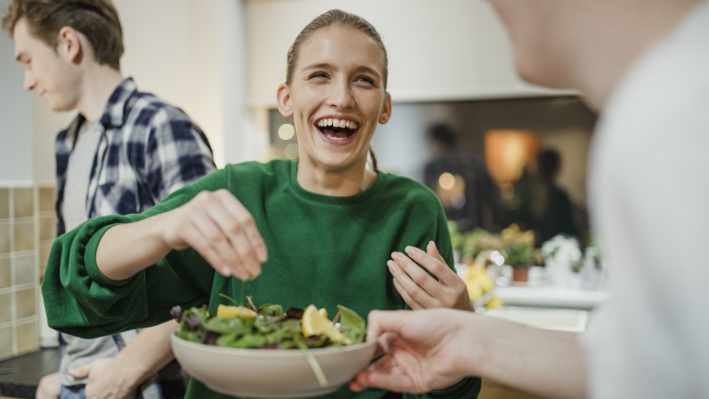 Gemeinsam Kochen & Essen (Symbolbild) // © DGLimages