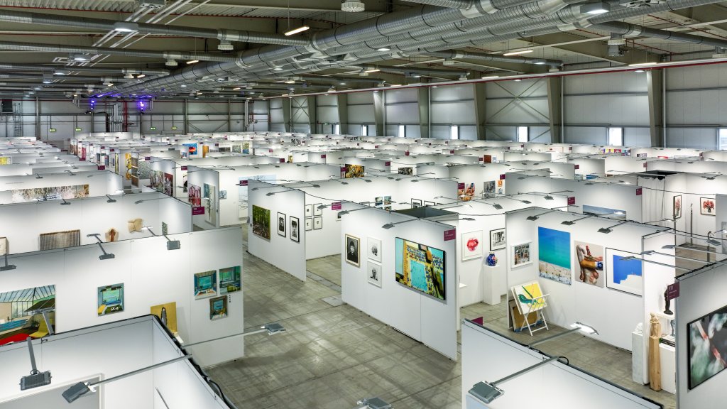 Discovery Art Fair 2022 Hallenansicht // © Thomas Gessner