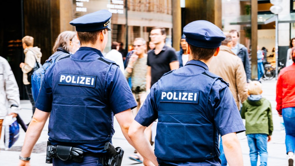  Polizisten auf Streife (Symbolbild) // © Andrey Danilovich