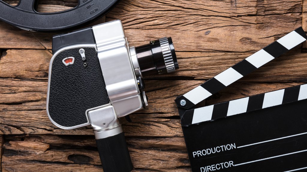 Filmkamera & Klappe // © iStock/AndreyPopov