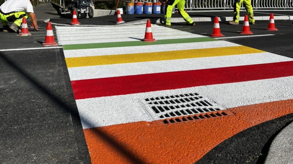 Regenbogen-Überweg in Hallein wiederholt beschmiert