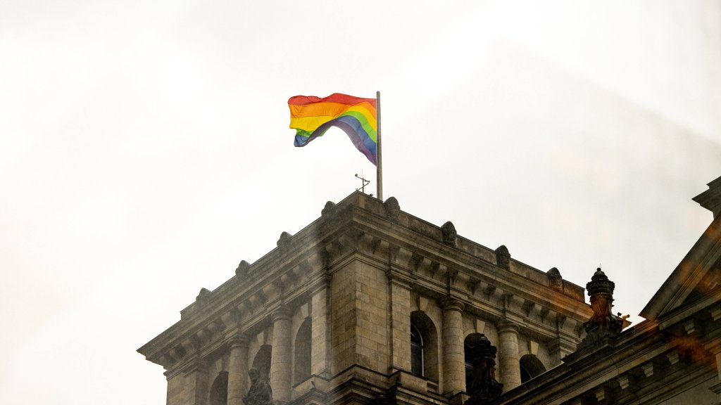 Regenbogenflagge im Museum