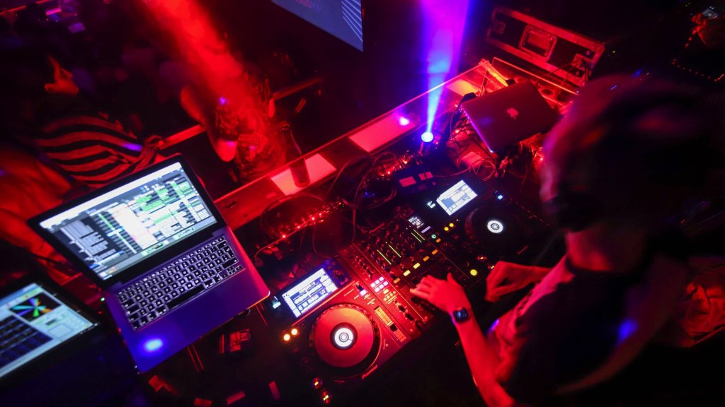 Bei der LUXUSPOP an den Reglern // © Luxuspop
