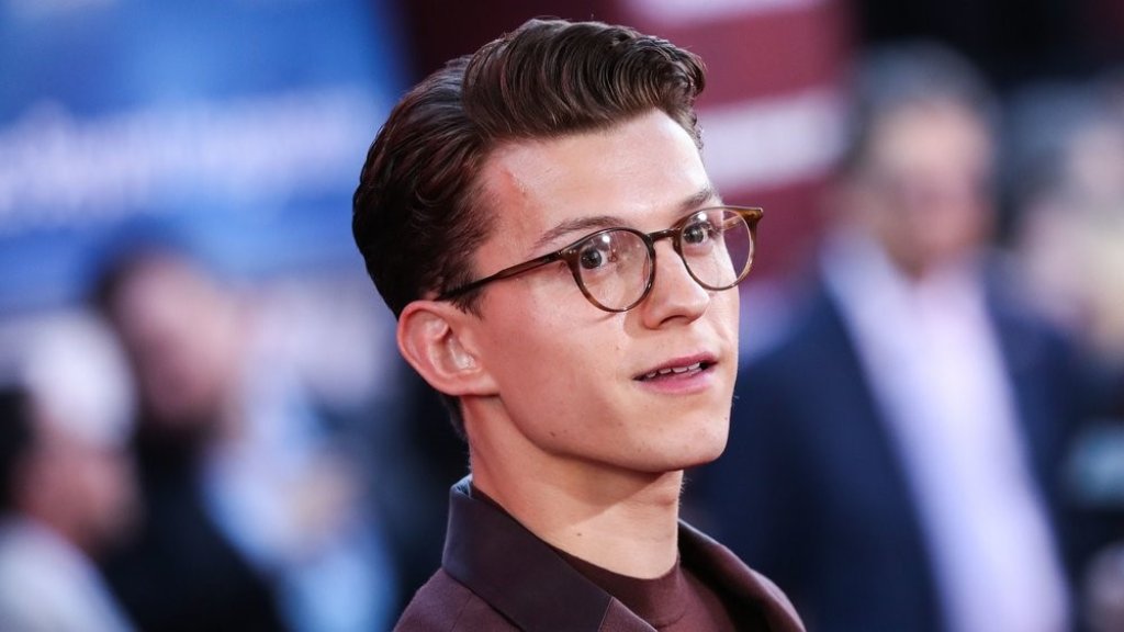 Tom Holland plappert mit seinen Spider-Man-Kollegen.
