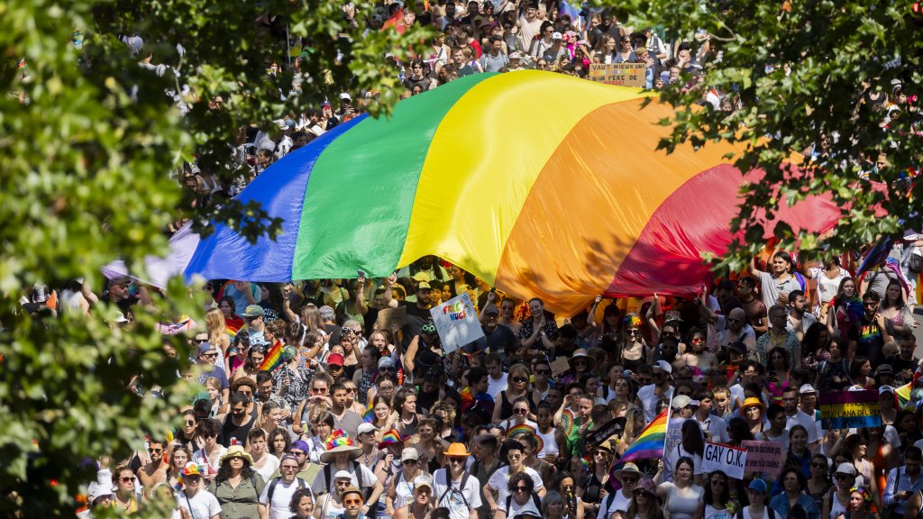 Tausende feiern Pariser Pride-Parade
