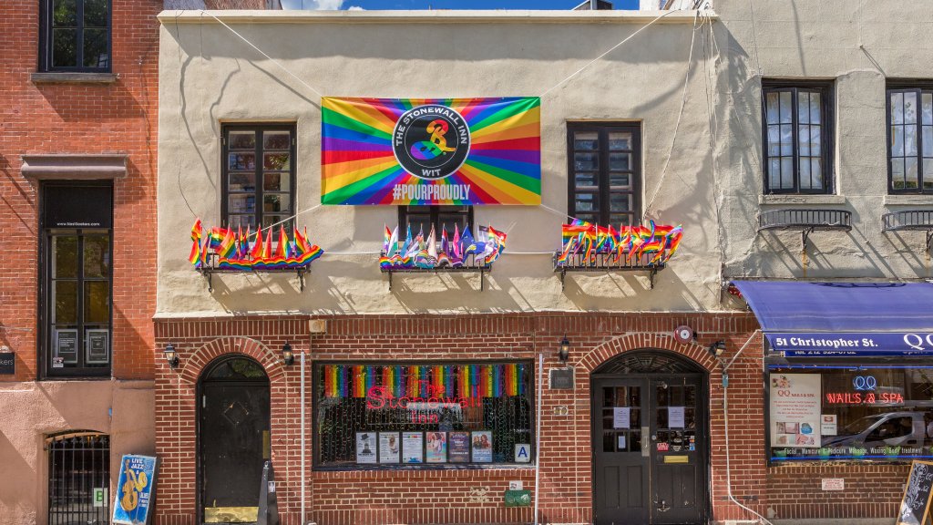 Harris besucht Stonewall Inn