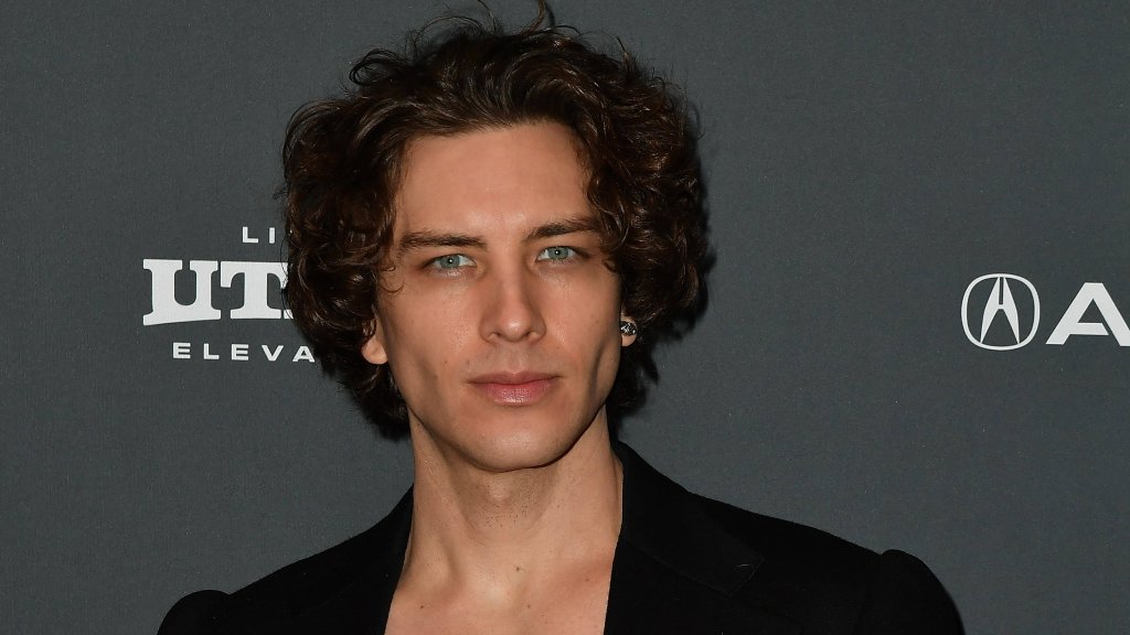 Cody Fern verblüfft Fans mit Schlafzimmer-Selfie