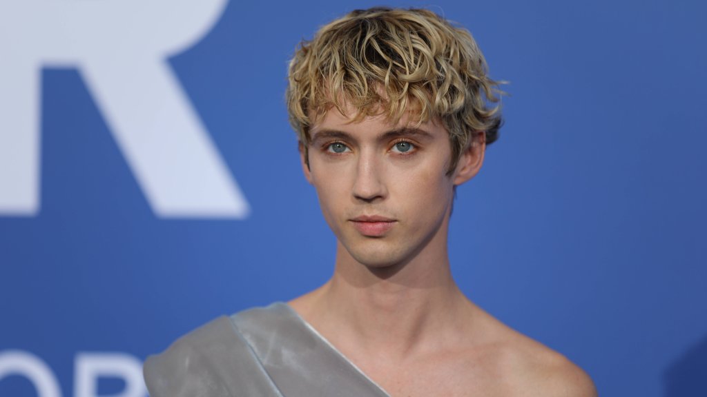 Troye Sivan nackt im Video zu „Got Me Started“
