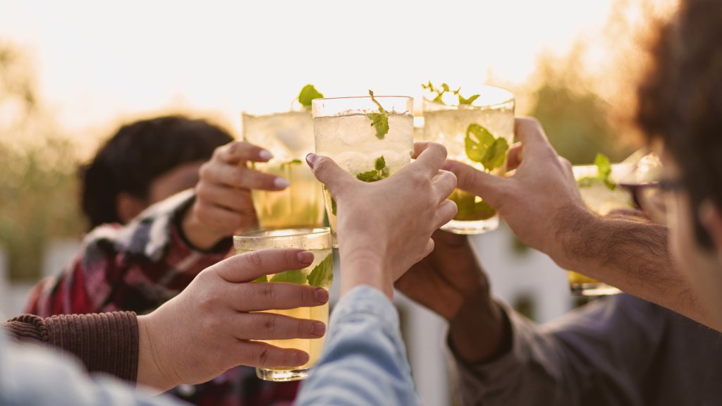 AFTERWORK CLUBBING FÜR FRAUEN, GAYS UND TRANS 