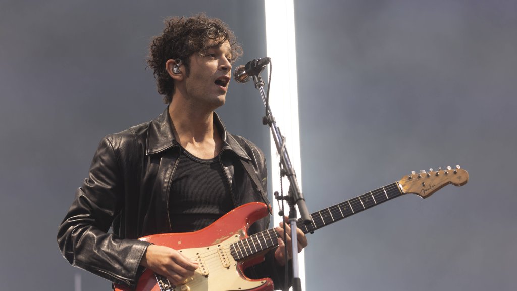 Matty Healy von The 1975 verteidigt Kuss auf malaysischer Bühne