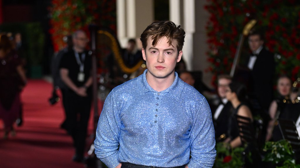 Kit Connor oben ohne am Strand gesichtet