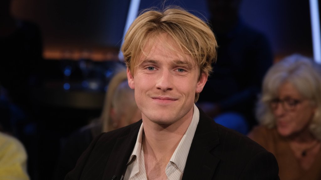 GQ Germany ehrt „Mitte der Welt“-Star Louis Hofmann
