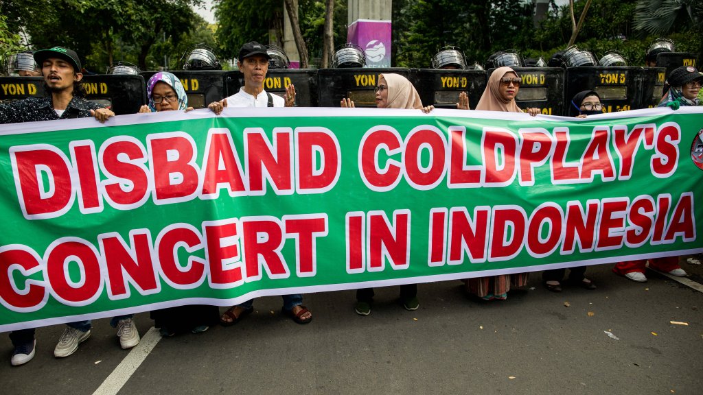 Konservative Gruppe protestiert gegen Coldplay in Indonesien 