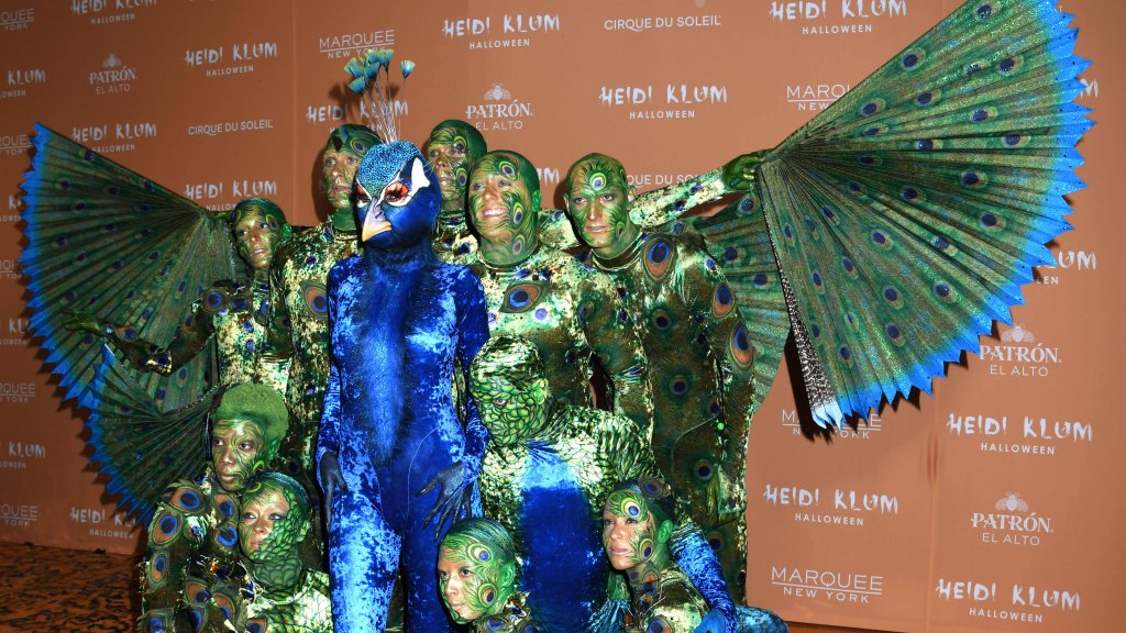 Heidi Klums Halloween-Kostüm brauchte zehn lebendige Federn