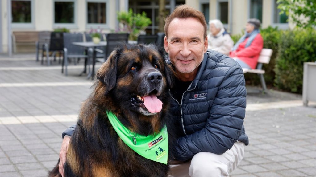 Jochen Bendel beim Besuch eines Seniorenheims in Paderborn mit dem gemeinnützigen Verein "Tiere bauen Brücken e.V.". - Getty Images für Purina