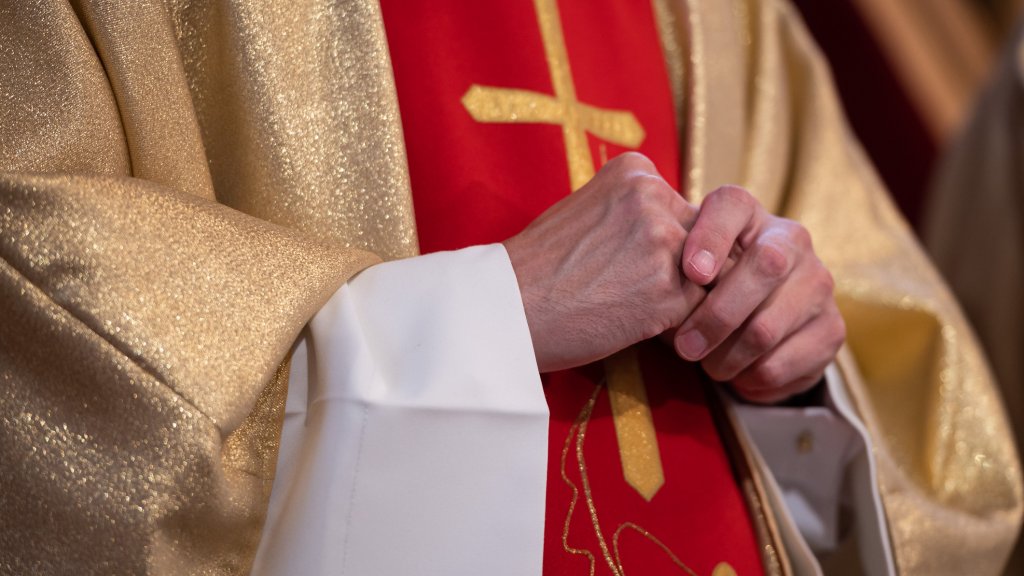 Priester im Gefängnis