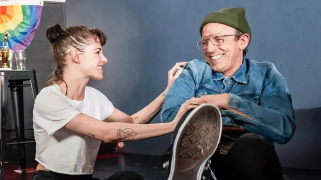 seth meyers & kristen-stewart // © thepinknews.com & Lloyd Bishop/NBC