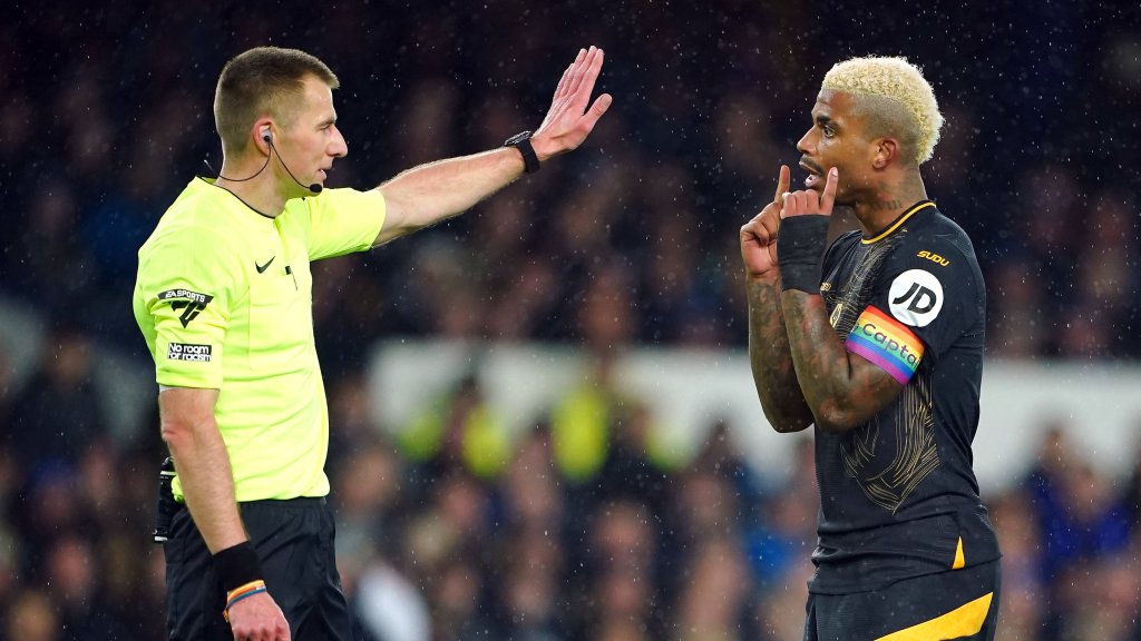 Everton gegen Wolverhampton Wanderers – Premier League – Goodison Park. Mario Lemina (rechts) von den Wolverhampton Wanderers reagiert auf Schiedsrichter Michael Salisbury während des Premier-League-Spiels im Goodison Park, Liverpool. // © PA Images