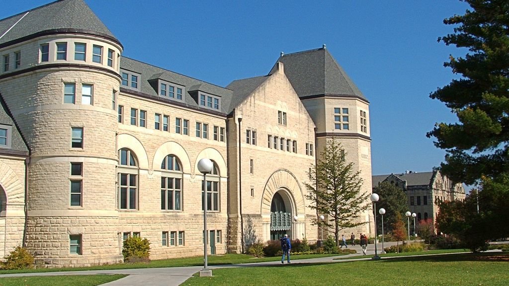 Kansas Hochschulen stellen LGBTIQ+- und DEI-Programme ab Juli ein © Wikipedia / Kzollman
