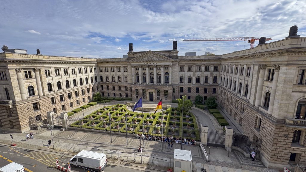 Regenbogen über dem Bundesrat