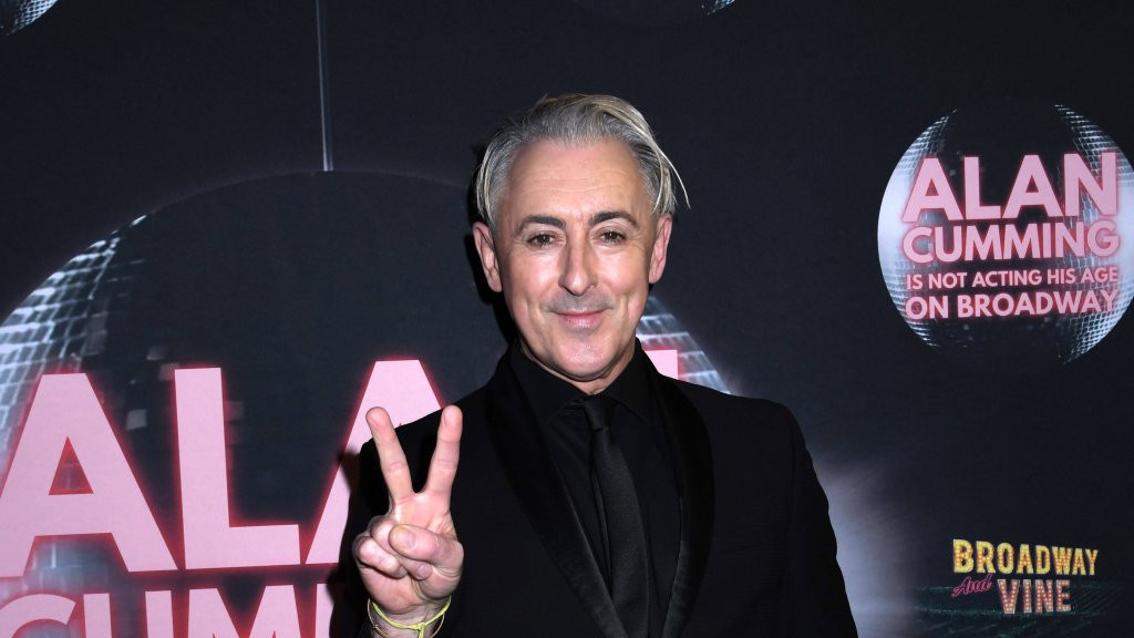 Alan Cumming umarmt das Alter