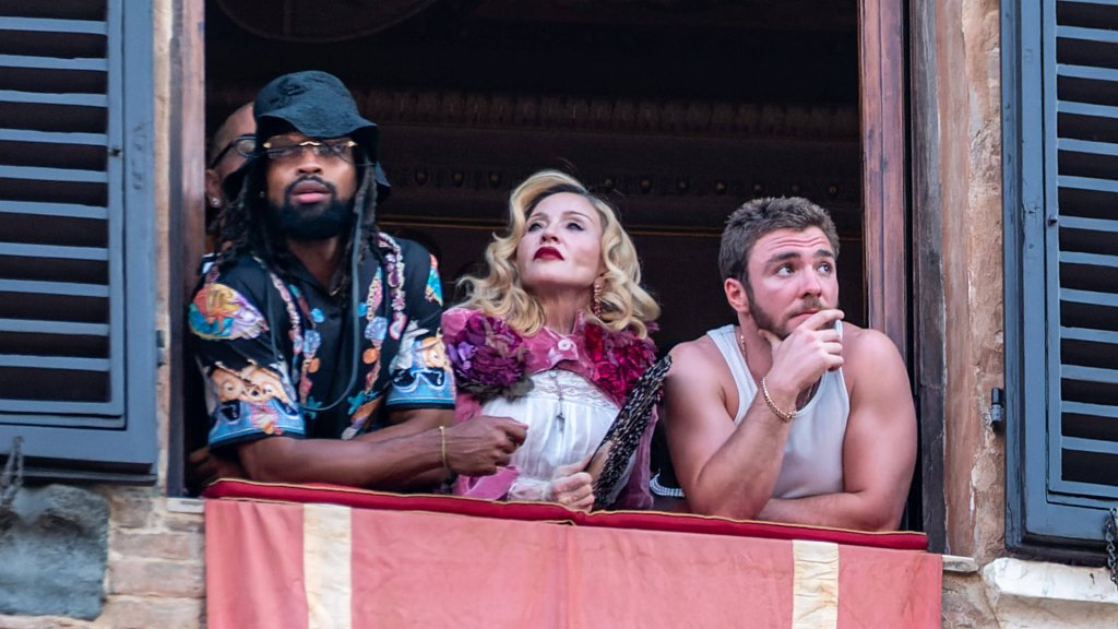 Madonna beim Pferderennen