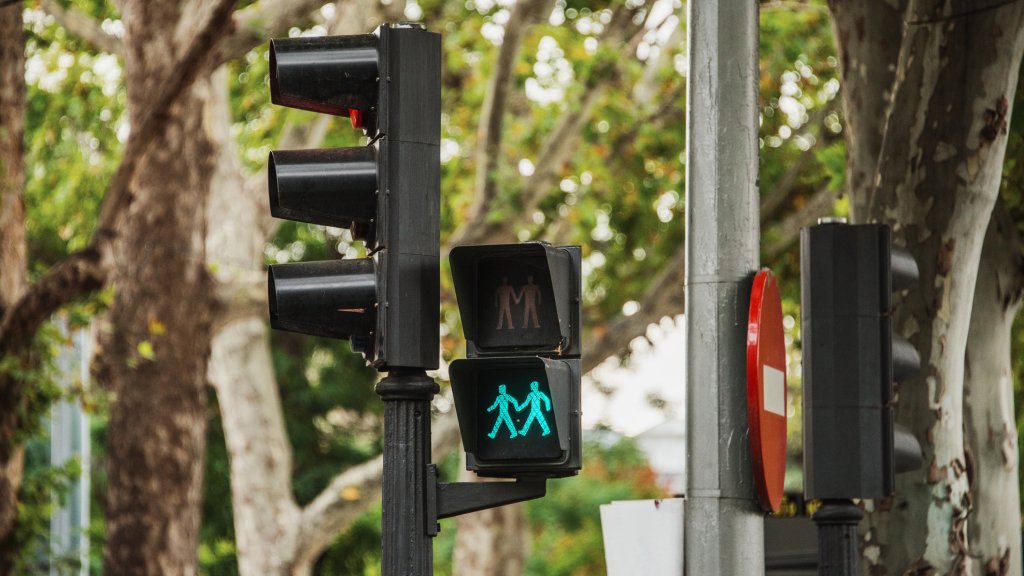 Zwei Männer als grüne Ampel für Fußgänger in Madrid, Spanien // © MarioGuti