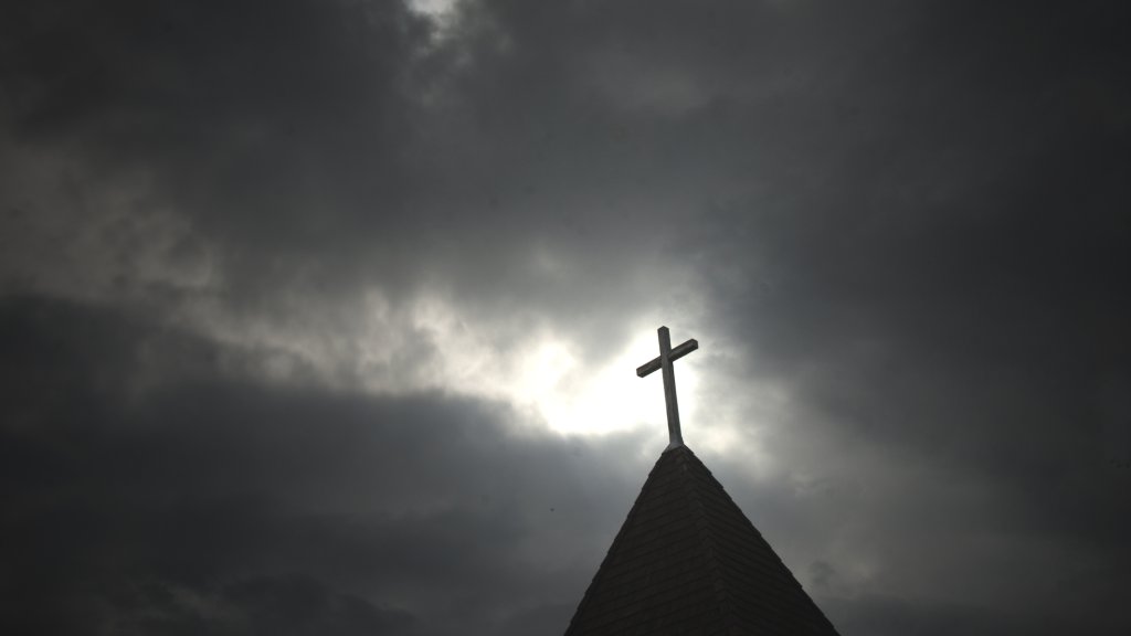 Dunkle Wolken über der Kirche