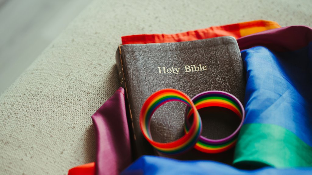 Raub der „Queer-Bibel“ 