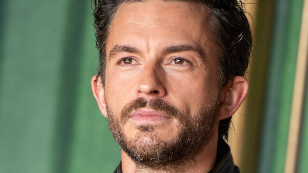 Jonathan Bailey fordert queere Aufklärung in Schulen
