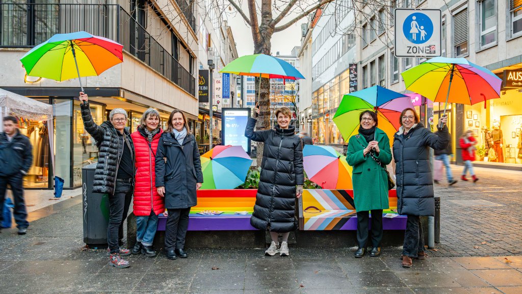 Stuttgart: Regenbogenbank für Vielfalt