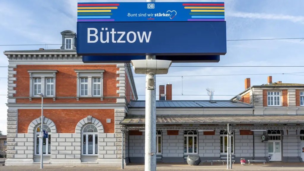 Deutsche Bahn reagiert mit Regenbogenschild auf AfD-Fahnen