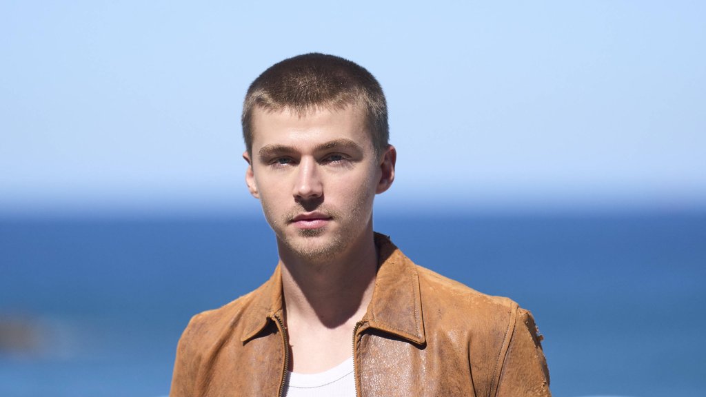 Miles Heizer im queeren Olymp