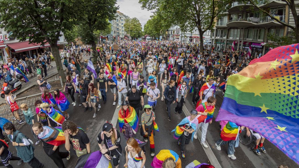 Besserer Schutz für queere Menschen