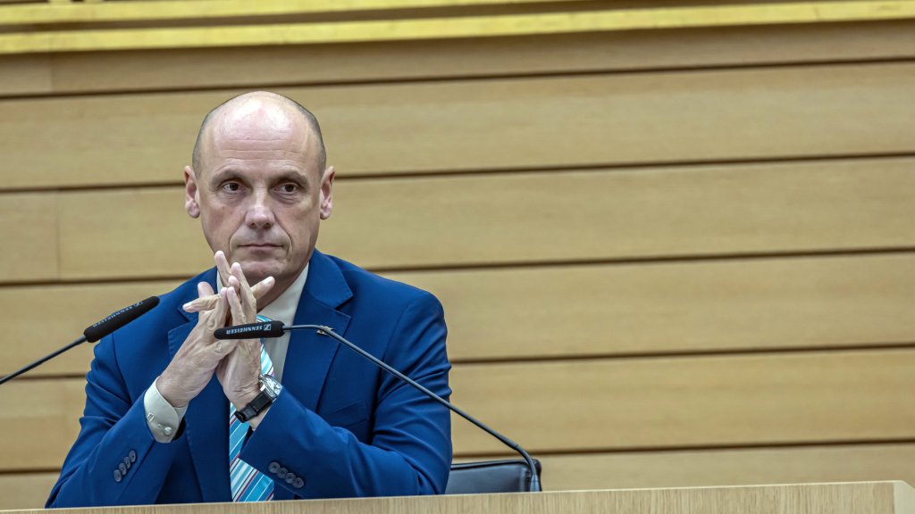 Landtag: Daniel Born stimmt erneut bei AfD-Nominierung ab